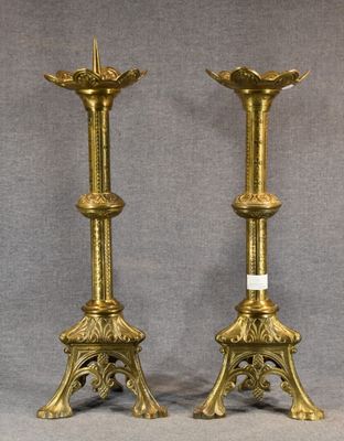 Paire de pique-cierges en bronze ou laiton, h = 50 (manque u…