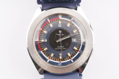 une image représentant une montre avec un bracelet bleu sur fond blanc