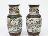 paire de vases chinois ornés de scènes représentant des personnages et des animaux