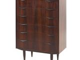 La commode est en bois et comporte cinq tiroirs.