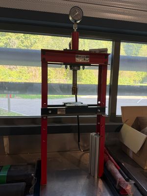 une machine posée sur une table dans une pièce