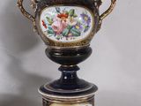 a vase that is sitting on top of a pedestal