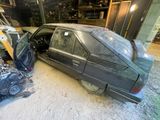 une voiture garée dans le garage, la portière ouverte