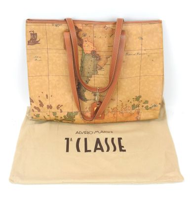 sac fourre-tout beige et marron orné d'une carte du monde imprimée