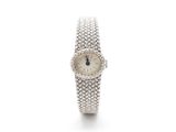 gros plan d'une montre-bracelet sur une surface blanche