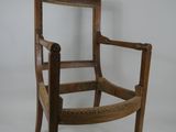 une chaise en bois posée sur une surface blanche