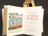 un livre ouvert sur lequel figure la photo d'un groupe de personnes en uniforme