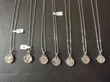 une collection de colliers en argent sur un fond noir