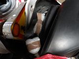 une moto avec un casque et d'autres objets à l'arrière