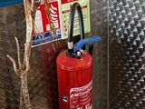 un extincteur fixé au mur