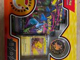 une boîte de cartes pokemon posée sur une table
