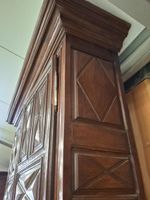 Buffet double corps en bois mouluré et sculpté à décor de po… (photo 4)