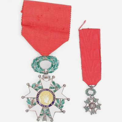 un gros plan d'une médaille et d'un ruban sur une surface blanche
