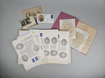beaucoup de vieilles cartes et d'autres objets posés sur la table