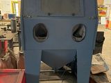 une machine qui se trouve dans une pièce avec d'autres objets