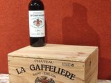 une bouteille de vin posée sur une caisse en bois