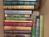 une boîte remplie de livres empilés les uns sur les autres
