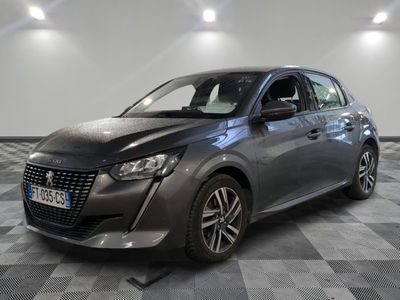 la voiture grise est garée sur un sol en damier dans le garage