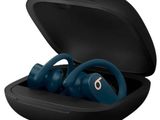 une paire d'écouteurs Bluetooth dans un étui noir