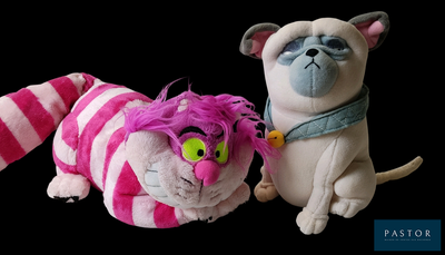 deux peluches assises l'une à côté de l'autre sur un fond noir
