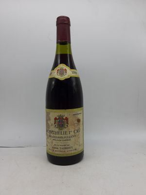 une bouteille de vin posée sur une table