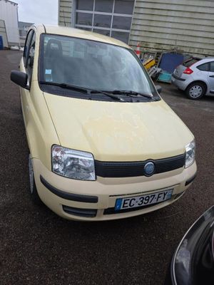 une voiture jaune garée sur un parking à côté d'autres voitures