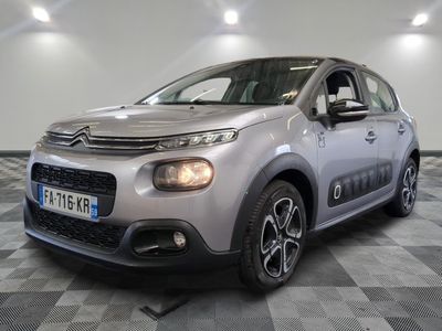 la citrole argentée est garée sur un carrelage en damier
