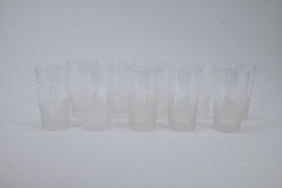 six verres transparents alignés les uns à côté des autres sur une surface blanche