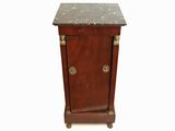 une vieille armoire en bois avec un plateau en marbre, montée sur roulettes
