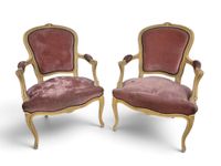 Paire de fauteuils de style Louis XV en bois mouluré sculpté…