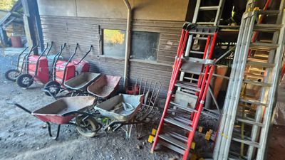 de nombreux chariots garés à l'extérieur d'un bâtiment