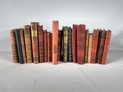 plusieurs vieux livres sont alignés sur une surface blanche