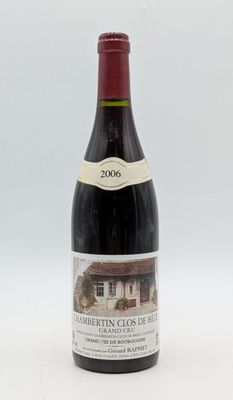 une bouteille de vin posée sur une table