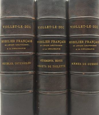 trois vieux livres sont empilés sur une table