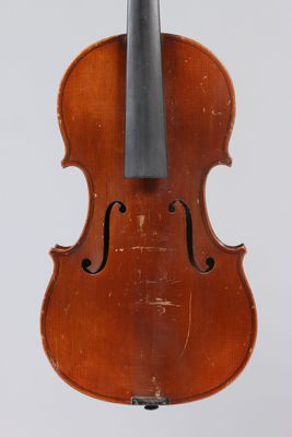 un vieux violon avec un archet noir sur fond blanc