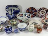 de nombreux types de plats et de bols en porcelaine sur la table