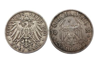 une pièce d'argent représentant un aigle au recto et une couronne au verso