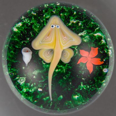 Baccarat. Presse-papiers signé et daté B 1985, à fond granit… - Photo 1