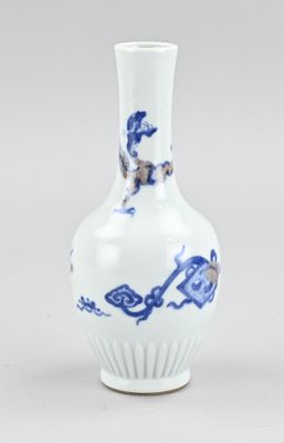 un vase bleu et blanc posé sur une table