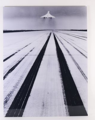 photographie en noir et blanc d'un avion décollant de la piste d'un aéroport