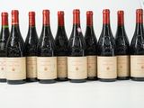 six bouteilles de vin rouge alignées