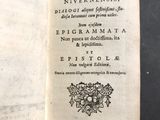 un livre ouvert posé sur une table à côté d'une table noire