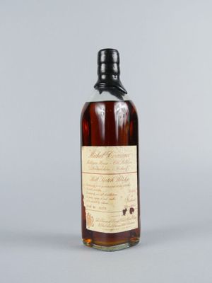 une bouteille de whisky avec une étiquette dessus