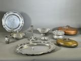 une table sur laquelle se trouvent de nombreux objets en argent