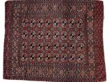 un tapis rouge et noir à motifs