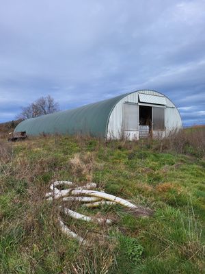 une remise qui se trouve au milieu d'un champ