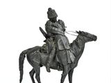 statue représentant un homme à cheval, avec un oiseau sur le dos