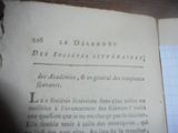 un vieux livre écrit posé sur une table