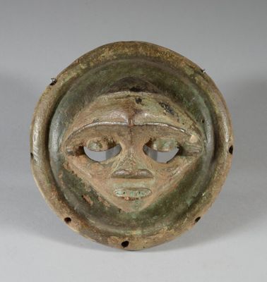 une image représentant un masque en argile sur fond blanc