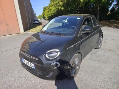 une photo d'une petite voiture noire garée sur le bord de la route